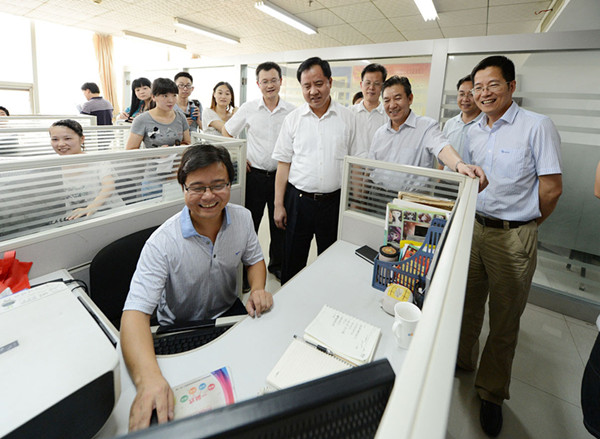 省委常委、常務(wù)副省長陳肇雄一行到訪高新區(qū)大學(xué)生創(chuàng)業(yè)園.jpg